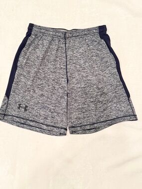 Large Under Armour Men’s Heather Gray Athletic Shorts  Black Side Panels pockets